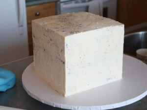 how to crumb coat a cube square cake