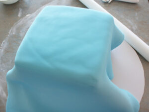 how to make sharp edges covering a cake with fondant