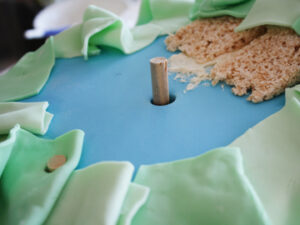 how to add dowels in cake